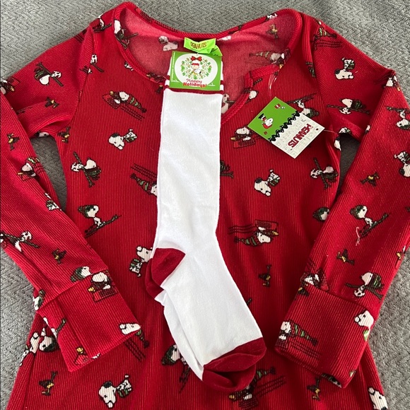 NWT Peanuts Red Snoopy Cozy Christmas Ski Print Romper & Socks Pajama Set - Picture 5 of 6